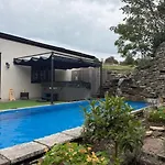 Olli's Summer House - Natural Pool & Jacuzzi Optional Bristol