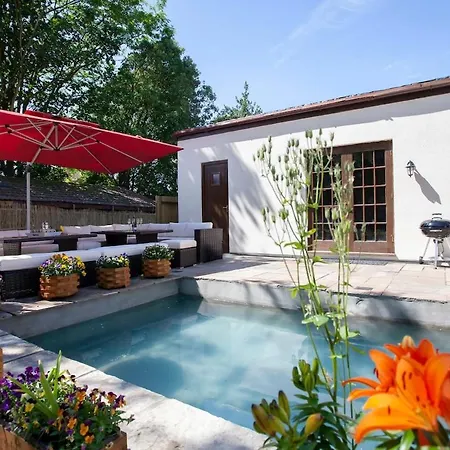 Olli's Summer House - Natural Pool & Jacuzzi Optional