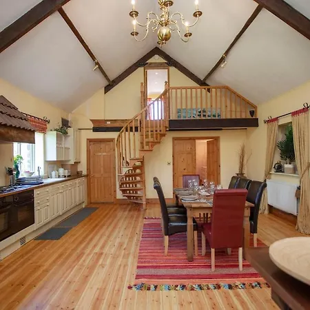 Villa Olli's Summer House - Natural Pool & Jacuzzi Optional Bristol