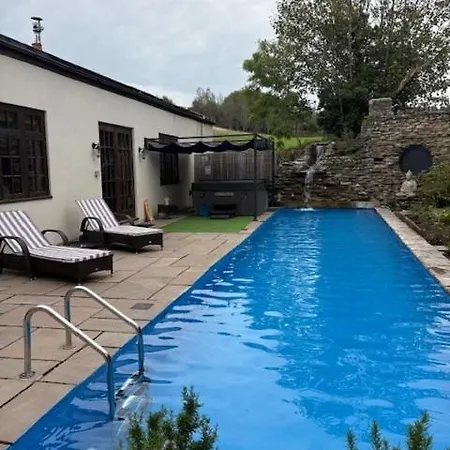 Olli's Summer House - Natural Pool & Jacuzzi Optional *