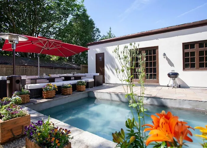 Olli's Summer House - Natural Pool & Jacuzzi Optional