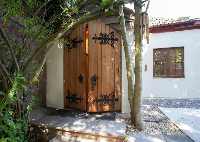 Villa Olli's Summer House - Natural Pool & Jacuzzi Optional