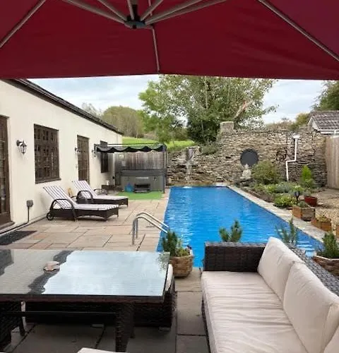 Olli's Summer House - Natural Pool & Jacuzzi Optional 布里斯托