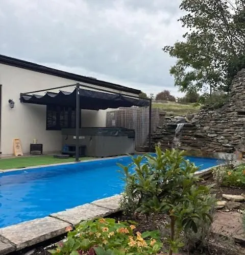 Olli's Summer House - Natural Pool & Jacuzzi Optional 브리스틀