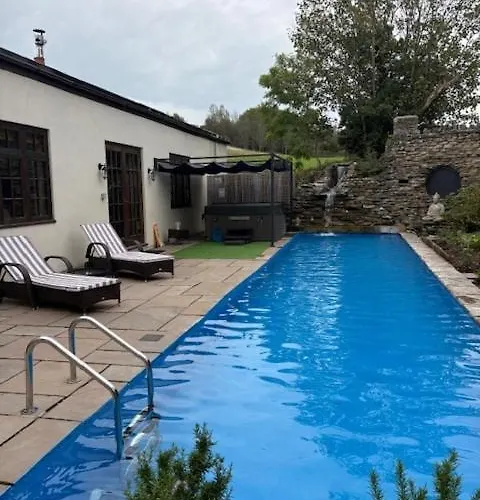 Olli's Summer House - Natural Pool & Jacuzzi Optional *