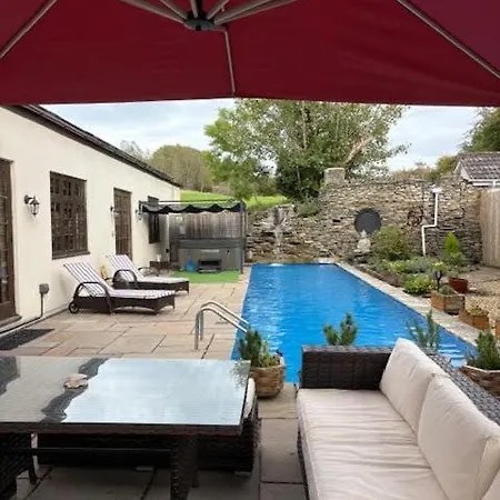 Olli's Summer House - Natural Pool & Jacuzzi Optional Bristol