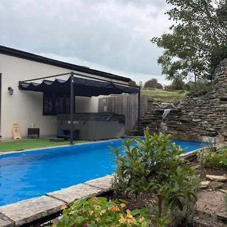 Olli's Summer House - Natural Pool & Jacuzzi Optional Bristol
