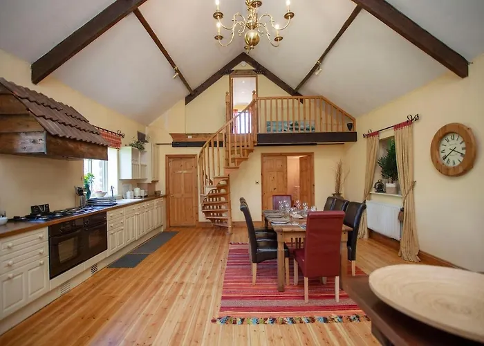 Villa Olli's Summer House - Natural Pool & Jacuzzi Optional Bristol