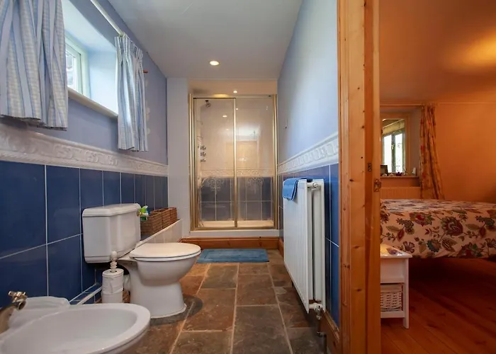 Olli's Summer House - Natural Pool & Jacuzzi Optional Bristol